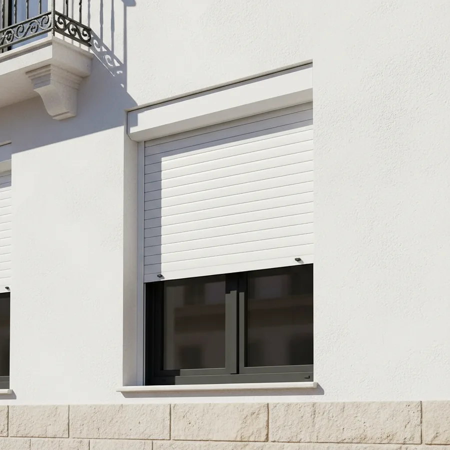 Persiana nueva de PVC recién instalada en una ventana con fachada blanca