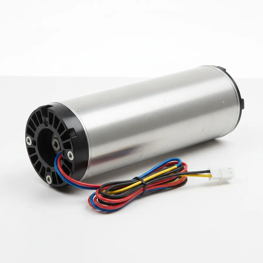 Motor tubular para persianas sobre banco de trabajo con conexiones eléctricas visibles